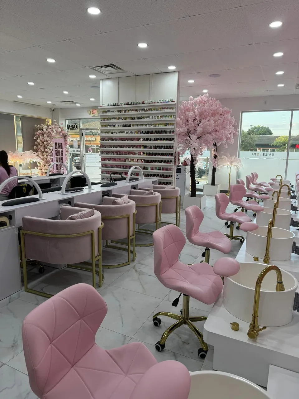 decor thiết kế tiệm nail nhỏ đẹp độc đáo