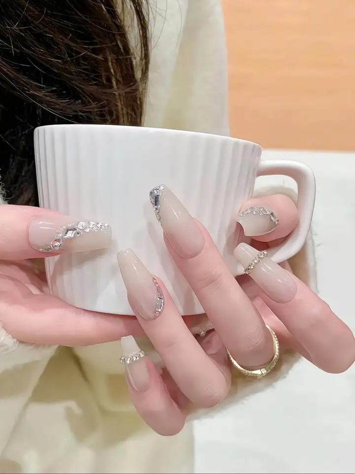 các mẫu nail đính đá móng tay đơn giản cao cấp, độc đáo