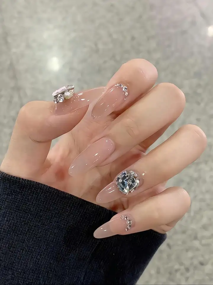 mẫu nail tay đính đá thu hút