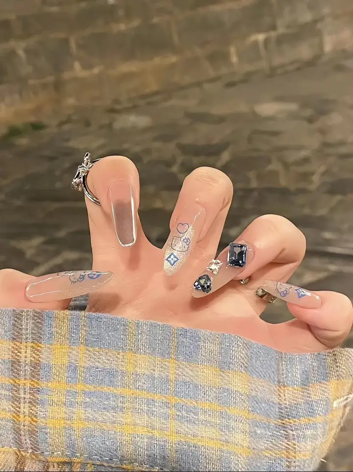 các mẫu nail đính đá móng tay tươi sáng