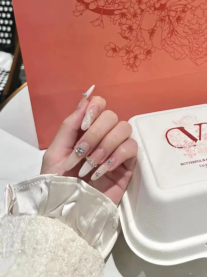 mẫu nail tay đính đá đẹp đơn giản nghệ thuật