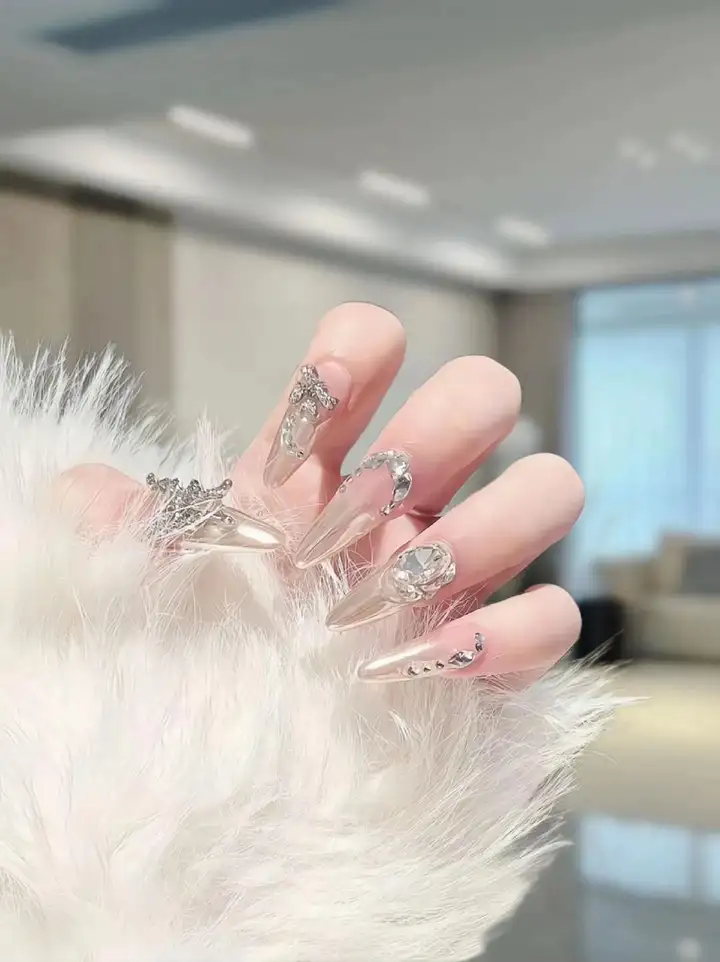 mẫu nail tay đính đá cuốn hút