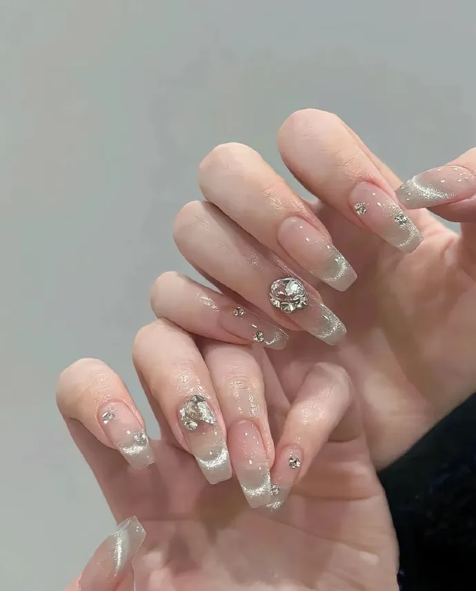 mẫu nail tay đẹp móng nhọn thon tay