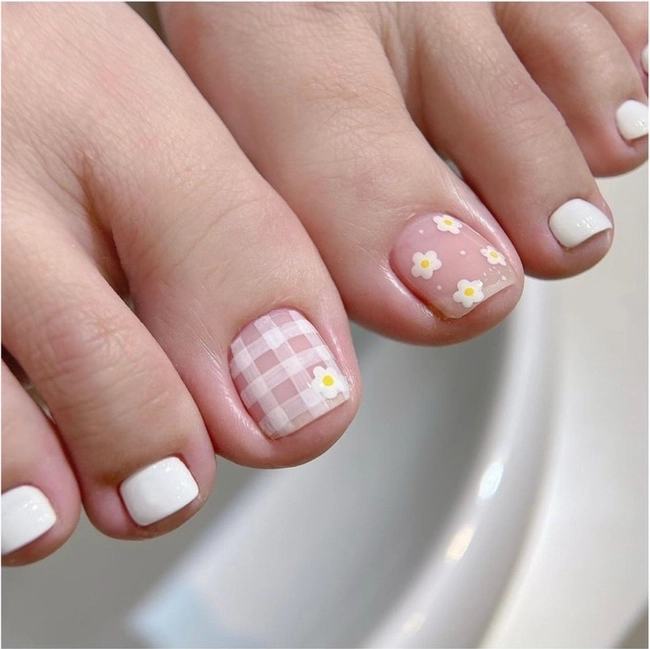 mẫu nail chân caro nhẹ nhàng