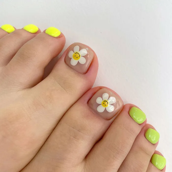 nail chân màu xanh bơ cute