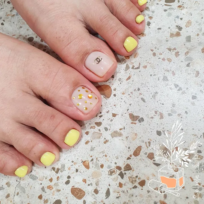 mẫu nail chân màu xanh bơ bắt mắt