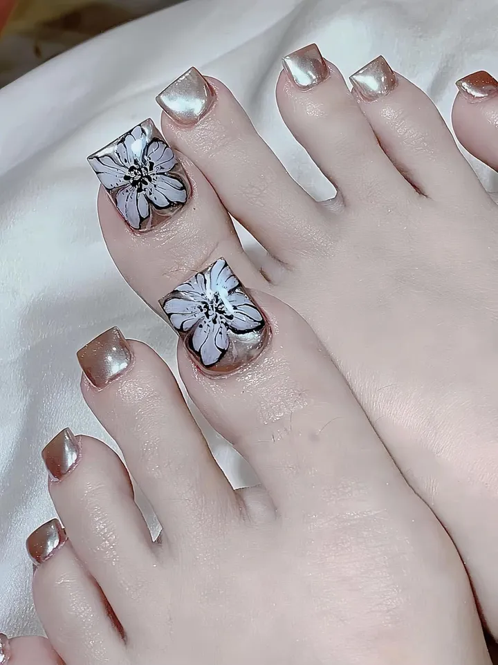 vẽ hoa nail chân ấn tượng