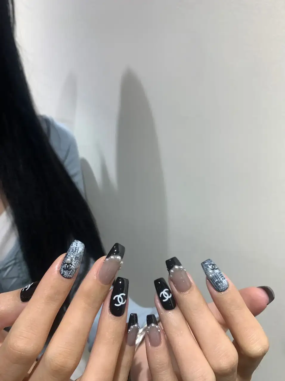 mẫu nail chanel tay cổ điển