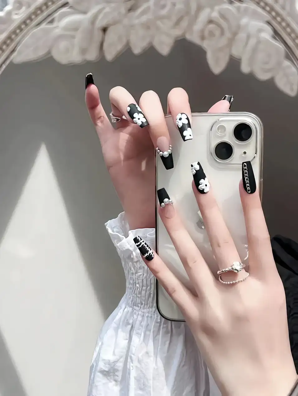 nail tay chanel đầy cá tính