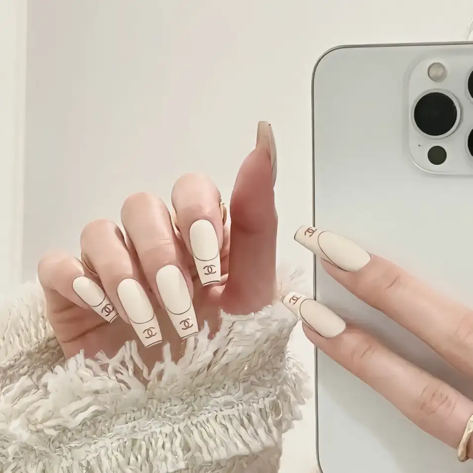 mẫu nail chanel tay lấp lánh