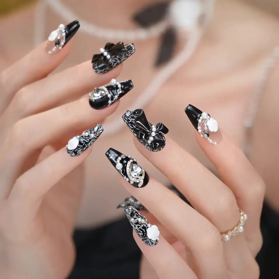 mẫu nail tay chanel trẻ trung và năng động