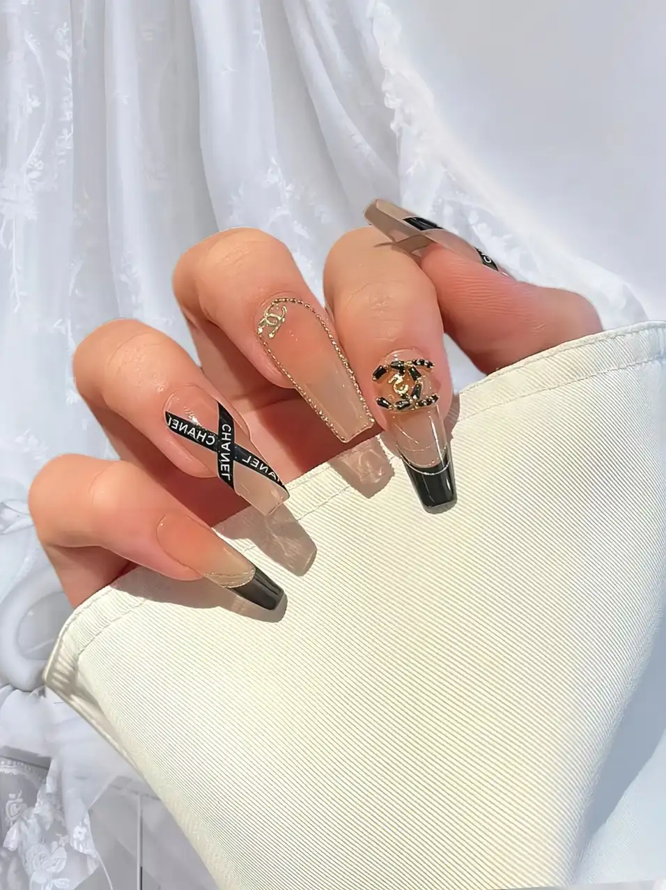 mẫu nail chanel tay cổ điển