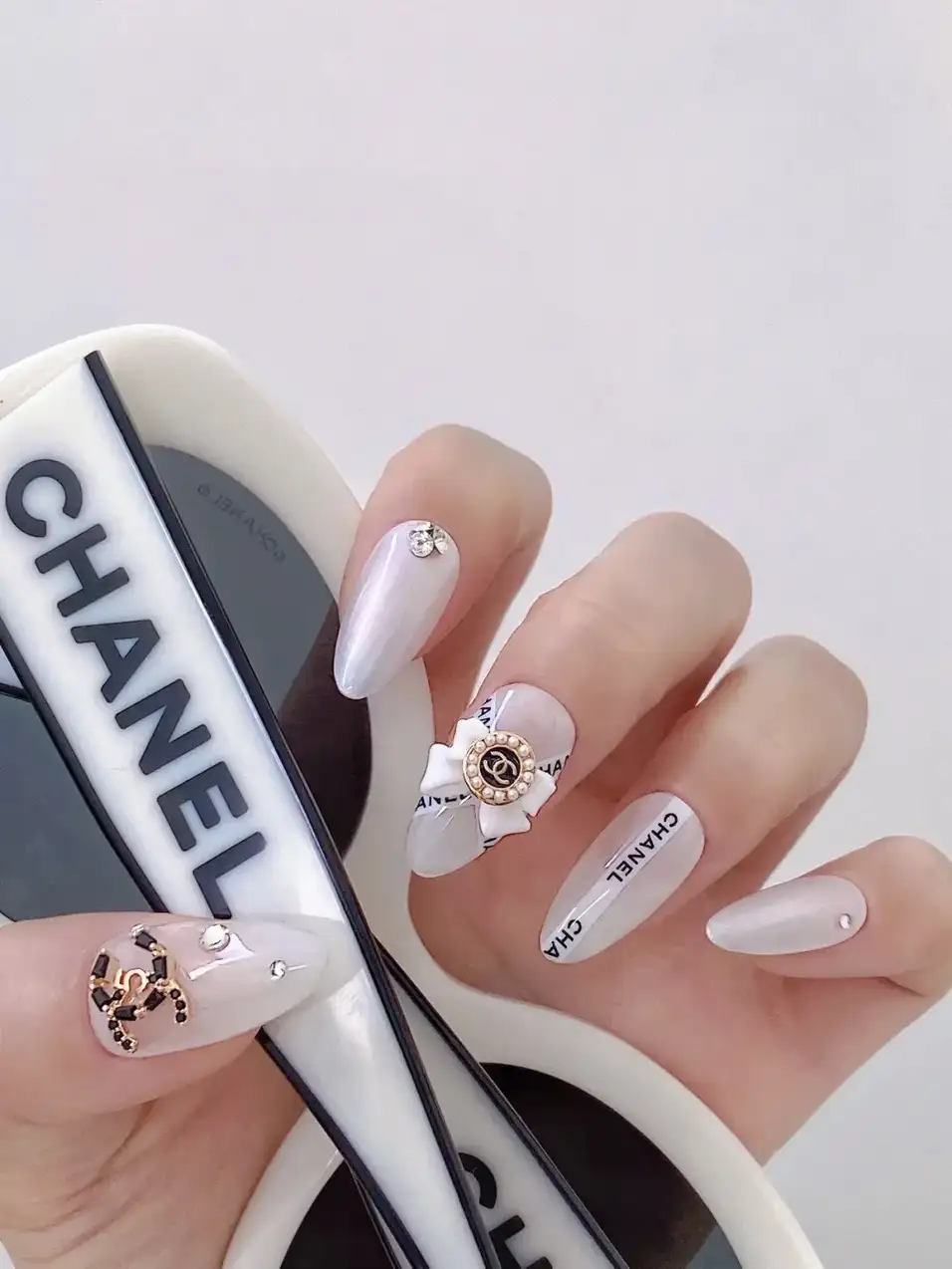 mẫu nail chanel đẹp nhẹ nhàng