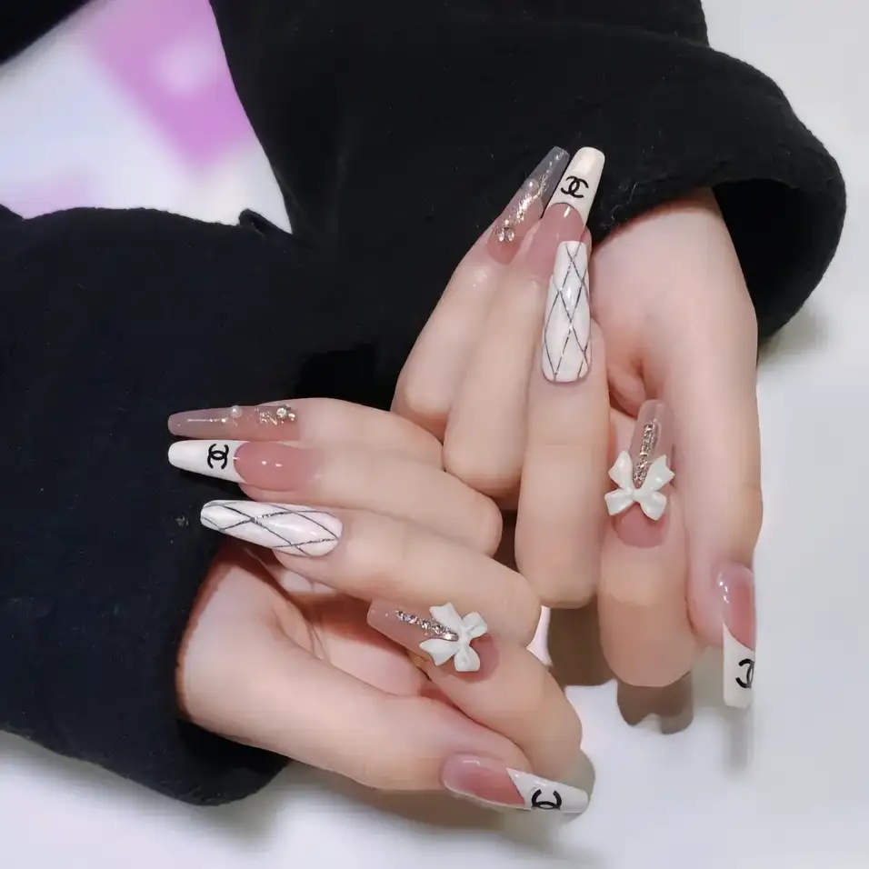 mẫu nail tay chanel độc đáo