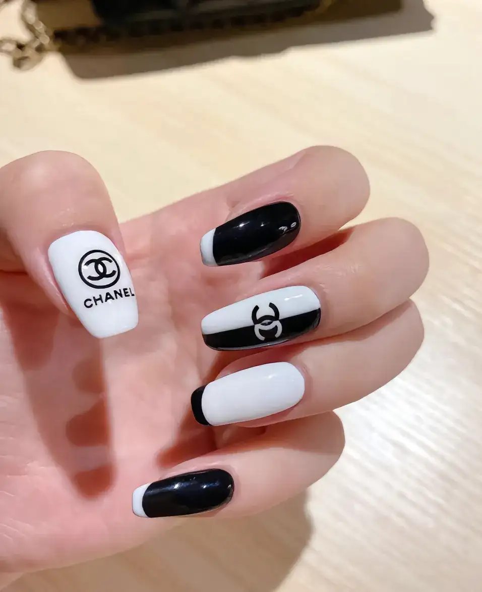 mẫu nail chanel đẹp cá tính