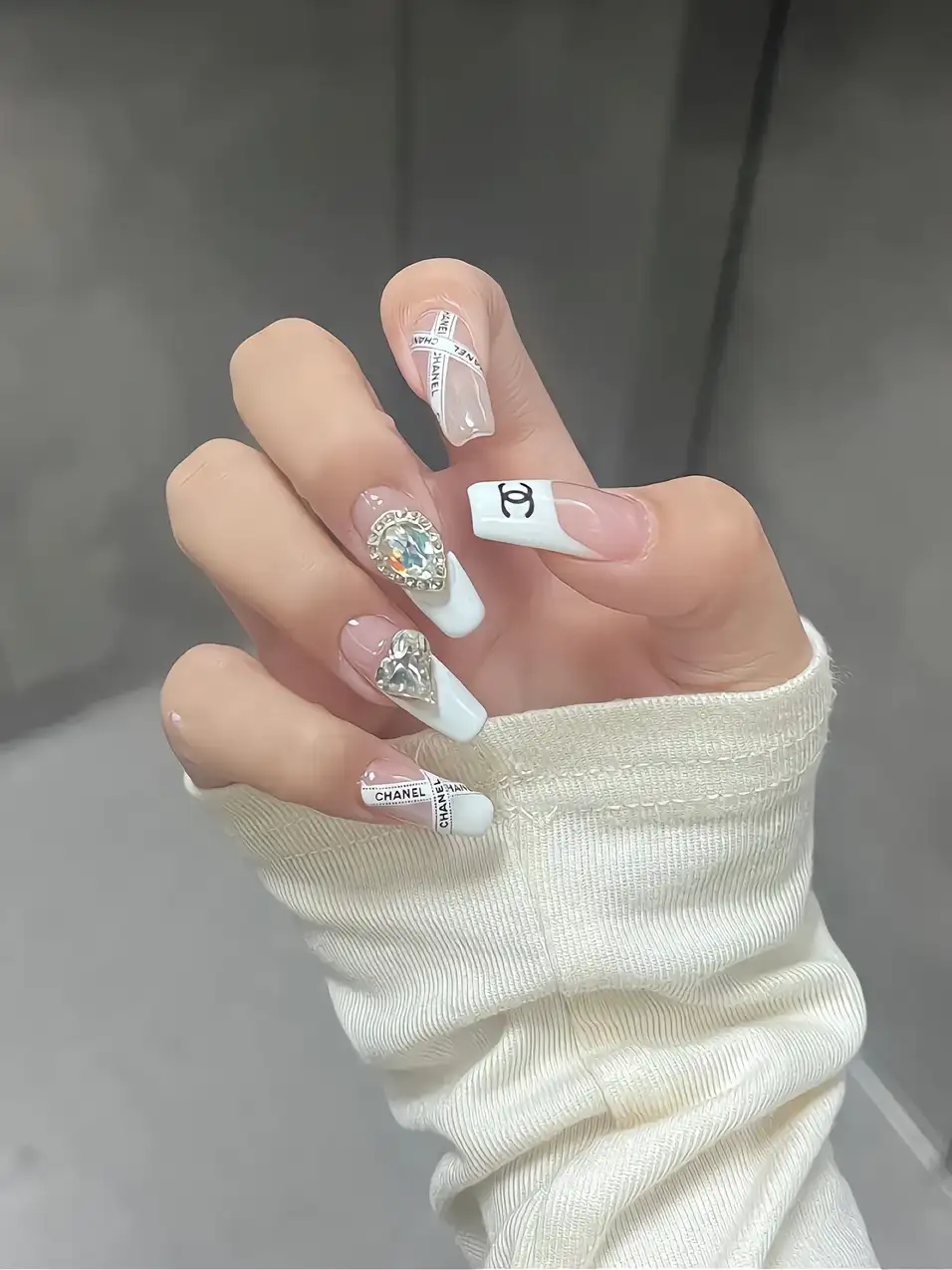 mẫu nail tay chanel thời thượng