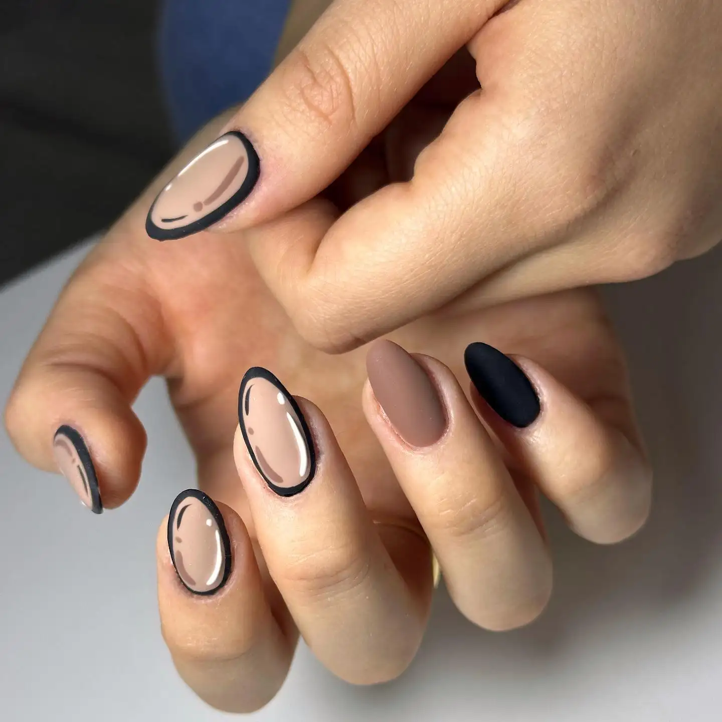 Mẫu nail cho da tay đen được thiết kế đặc biệt để phù hợp với màu da, giúp bạn nổi bật hơn.