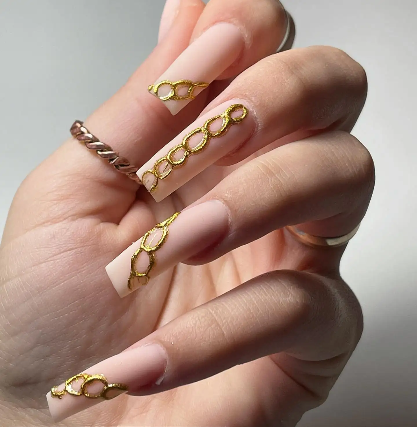 Mẫu nail cho tay đen từ đơn giản đến cầu kỳ, giúp bạn tự tin thể hiện cá tính.