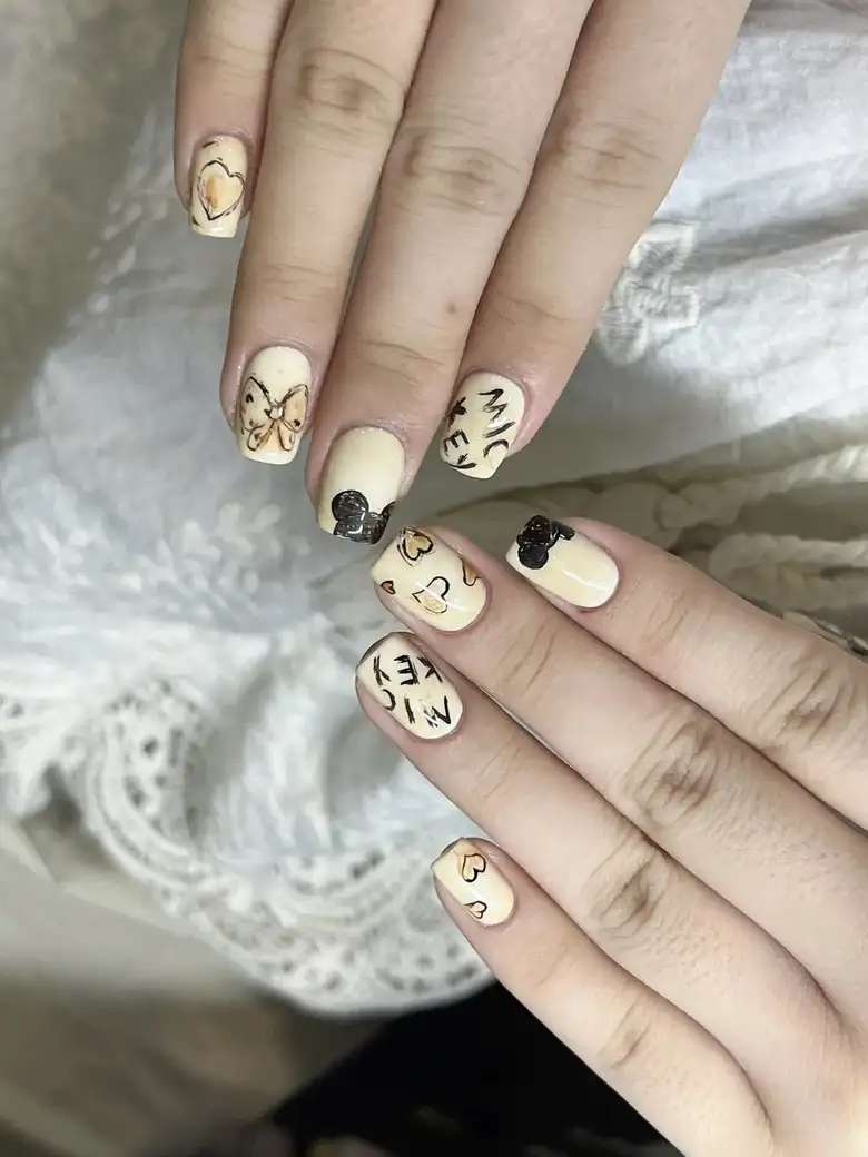 mẫu nail chuột mickey cổ điển và hiện đại