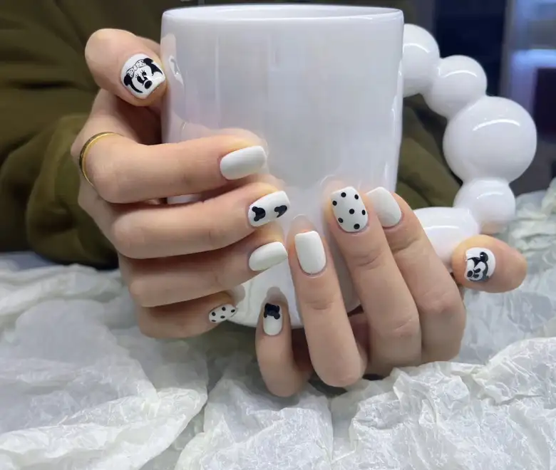 mẫu nail mickey sinh động