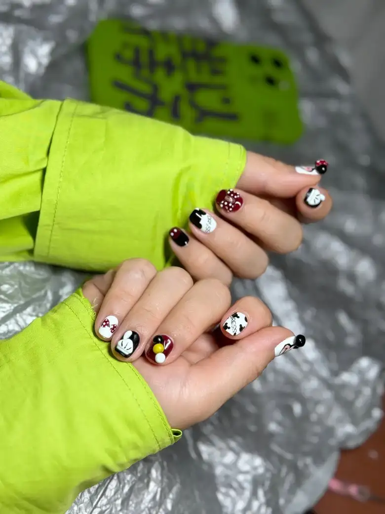 chuột mickey nail đầy màu sắc