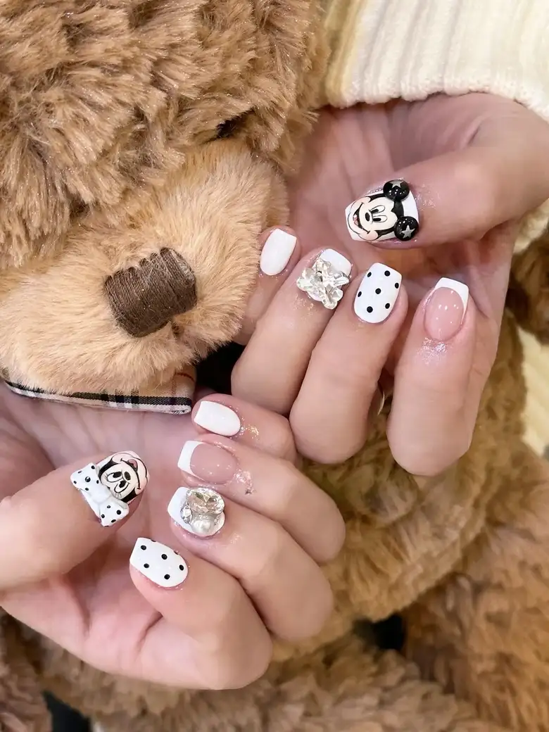 mẫu vẽ nail mickey siêu dễ thương