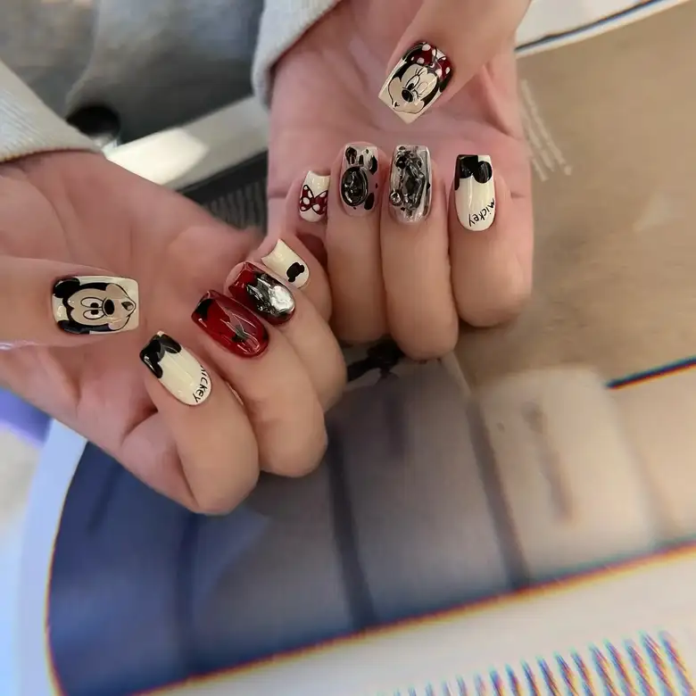 mẫu vẽ nail mickey hoàn hảo