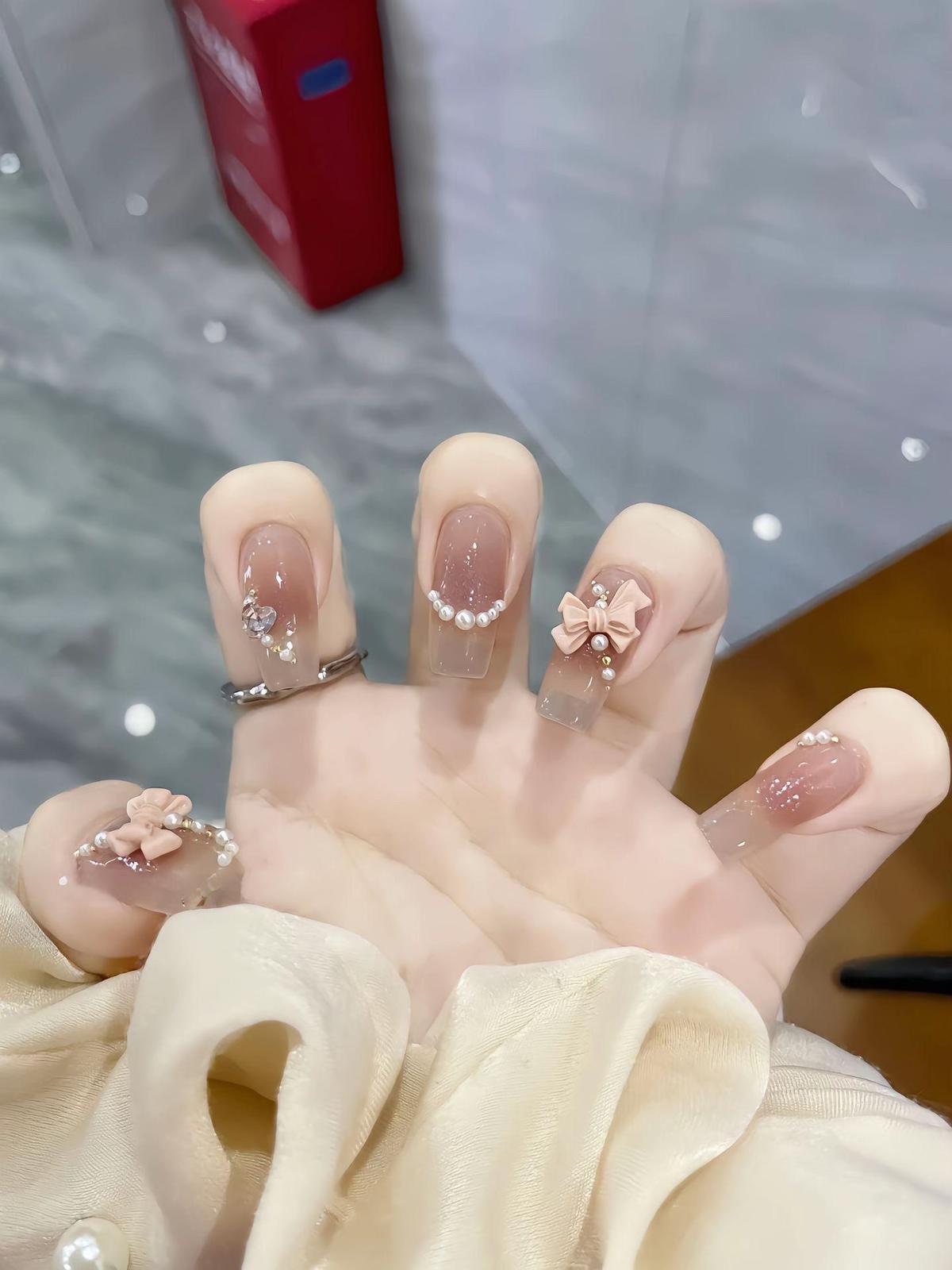 mẫu nail đính nơ đơn giản trẻ trung và năng động