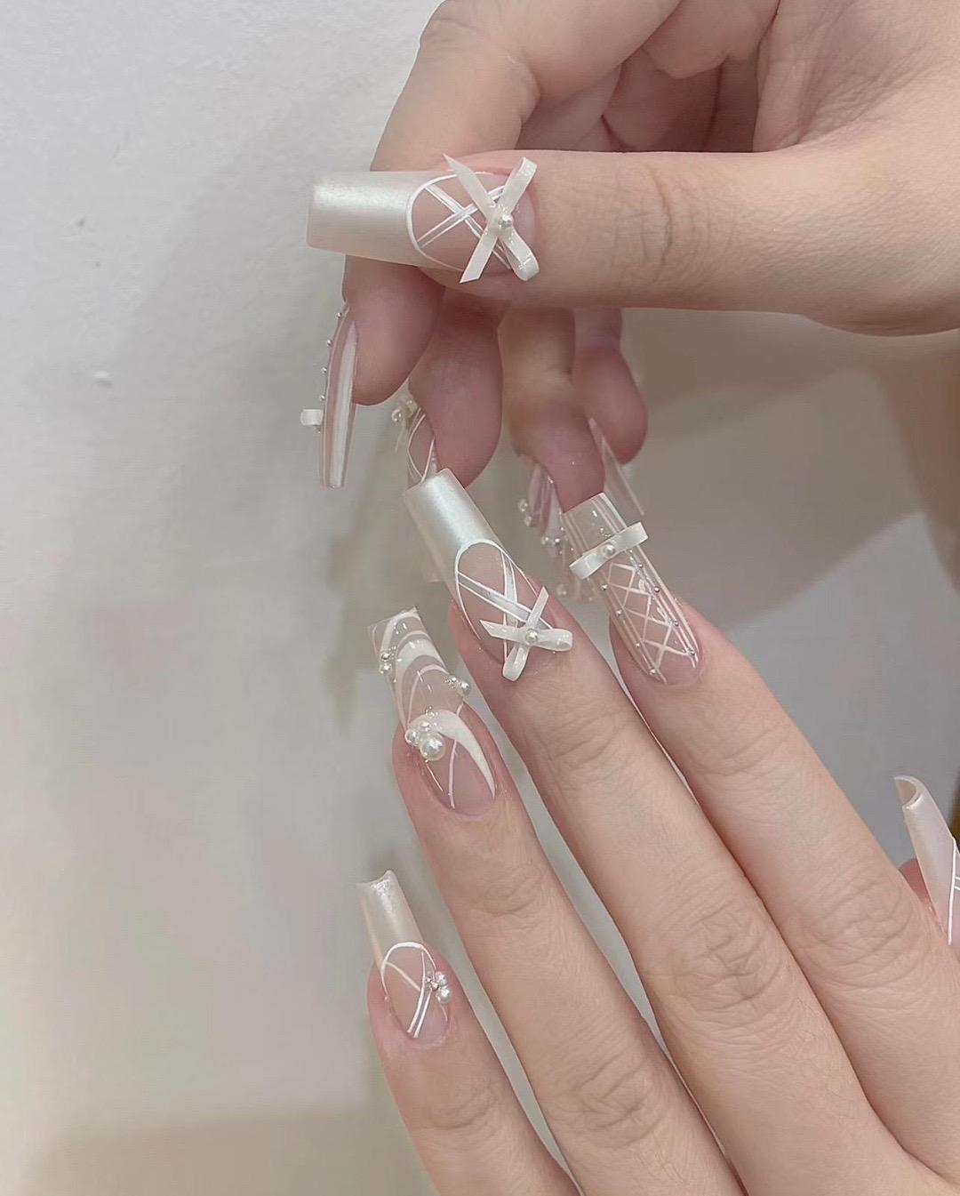 nail trắng đính nơ sang trọng