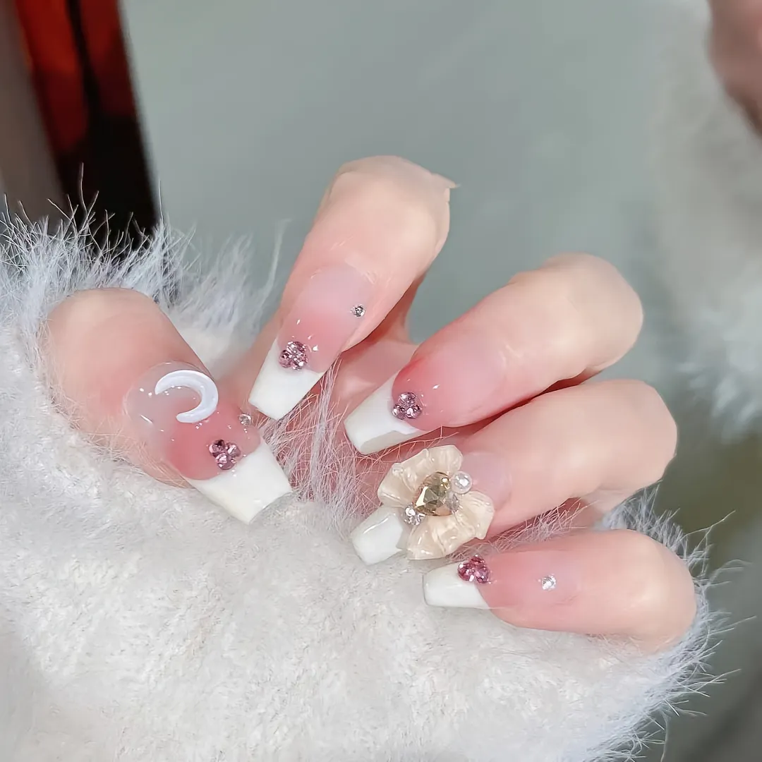 nail trắng đính nơ tỉ mỉ, tinh xảo