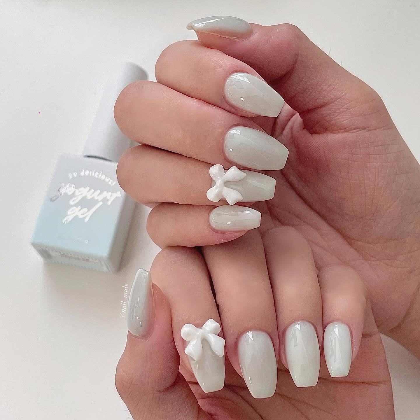 nail tay đính nơ phù hợp với phong cách nữ tính