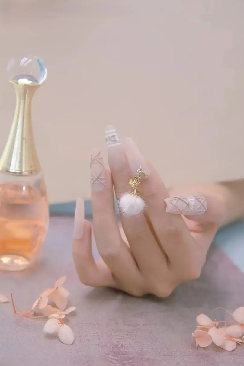 mẫu nail dior đẹp dịu dàng, nữ tính