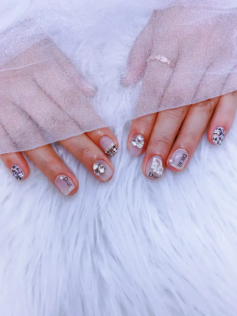 mẫu nail dior tinh tế