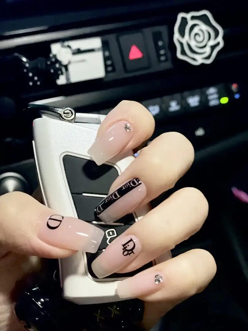 mẫu nail dior đẹp mắt 