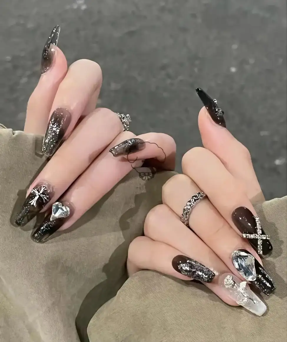 mẫu nail đen cá tính phá cách