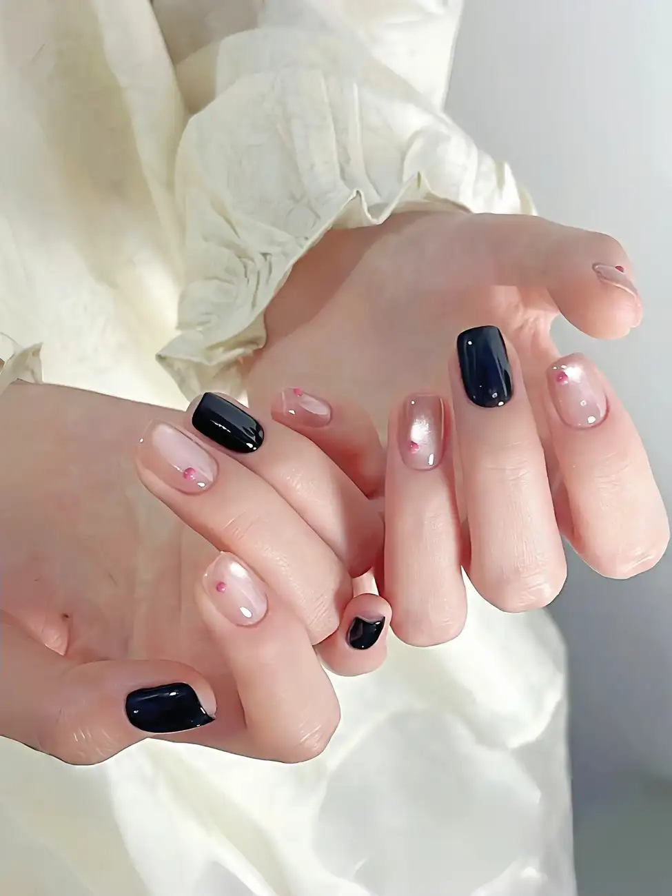 mẫu nail đơn giản cá tính tương phản độc đáo