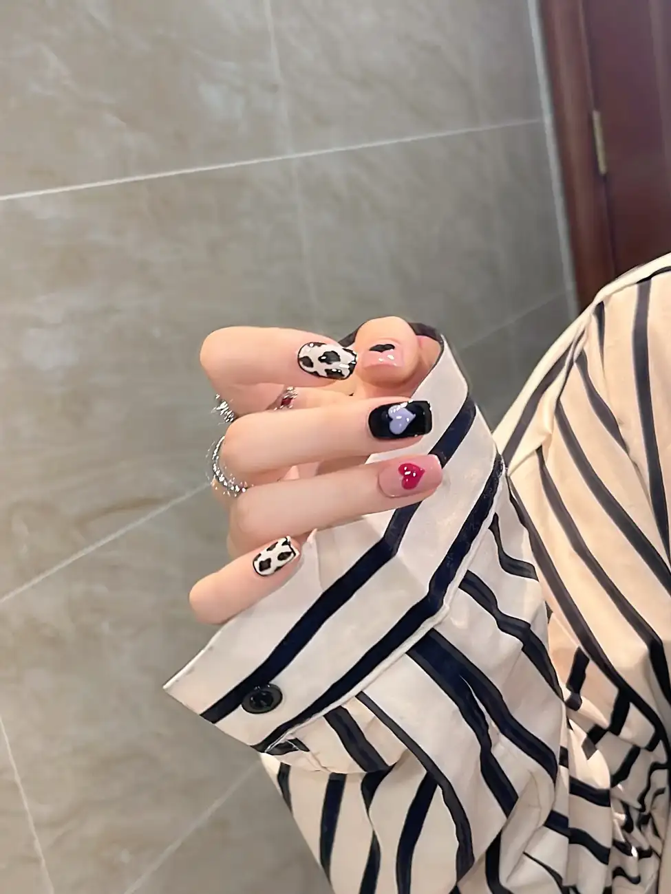 mẫu nail đen trắng cá tính đẹp mềm mại