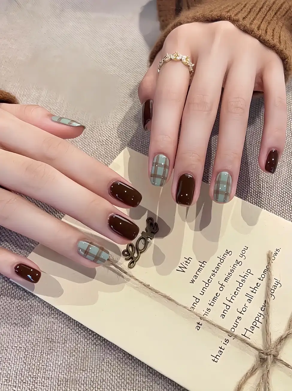 mẫu nail đen cá tính tinh tế, sang trọng