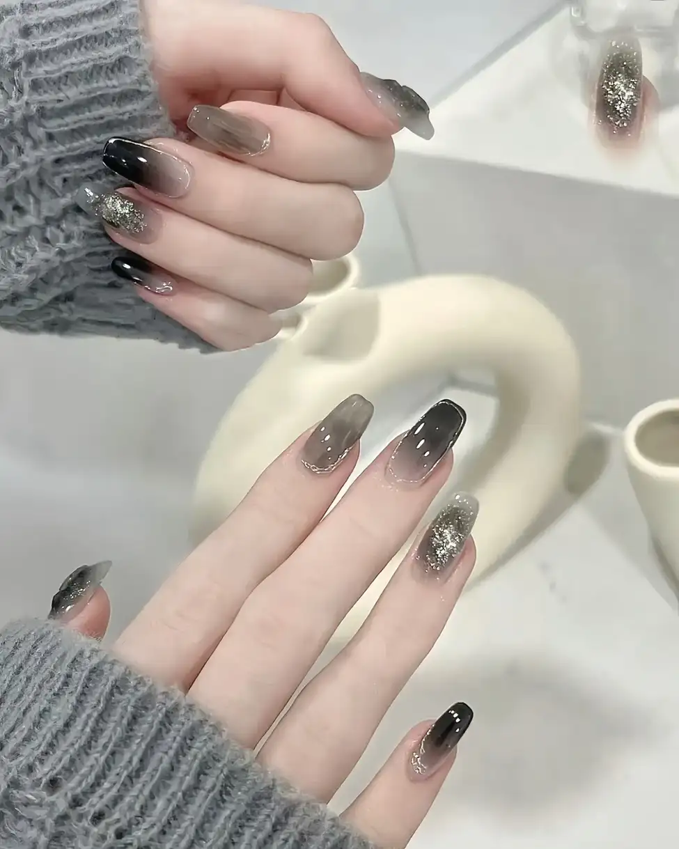 mẫu nail đen cá tính sang trọng và cuốn hút