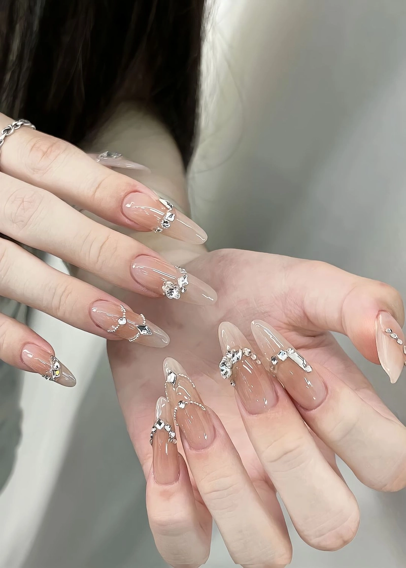 mẫu nail màu hồng pastel đính đá