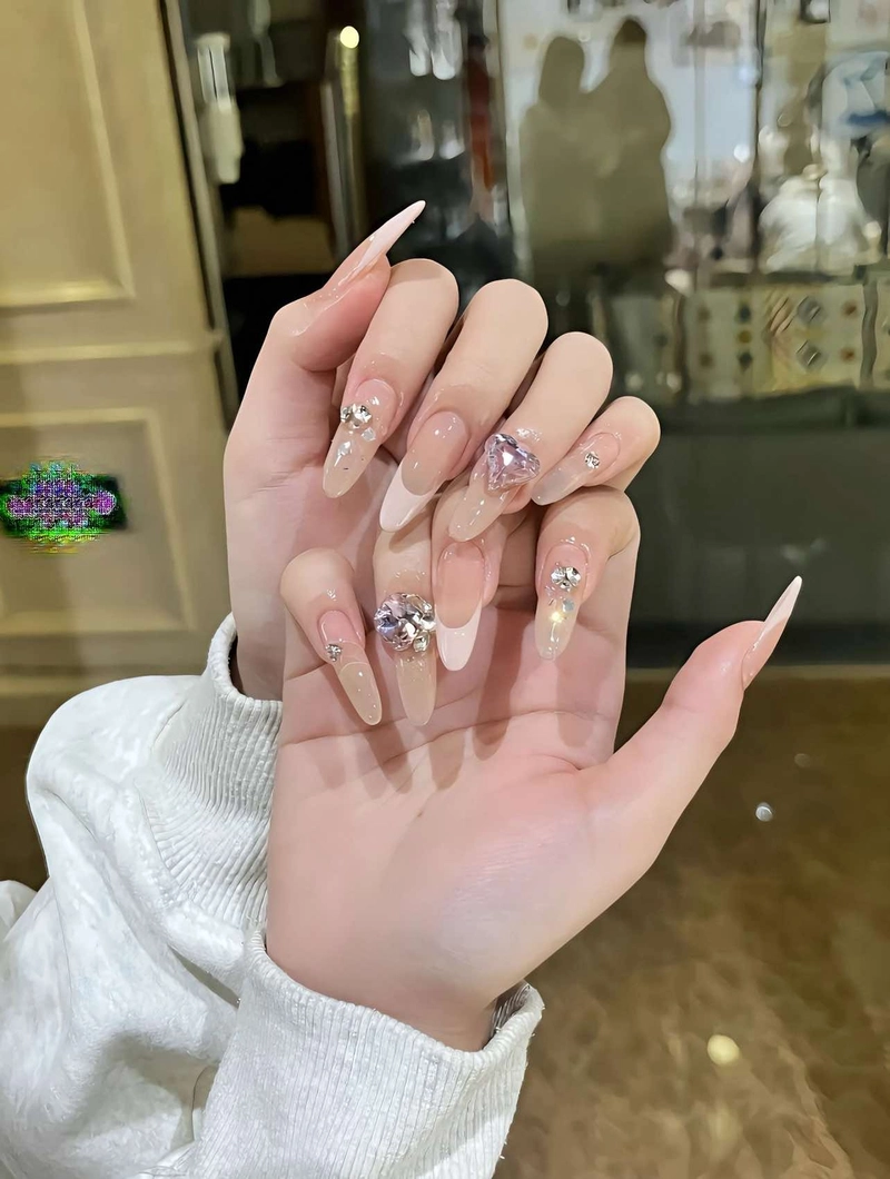 nail màu pastel đơn giản đính đá