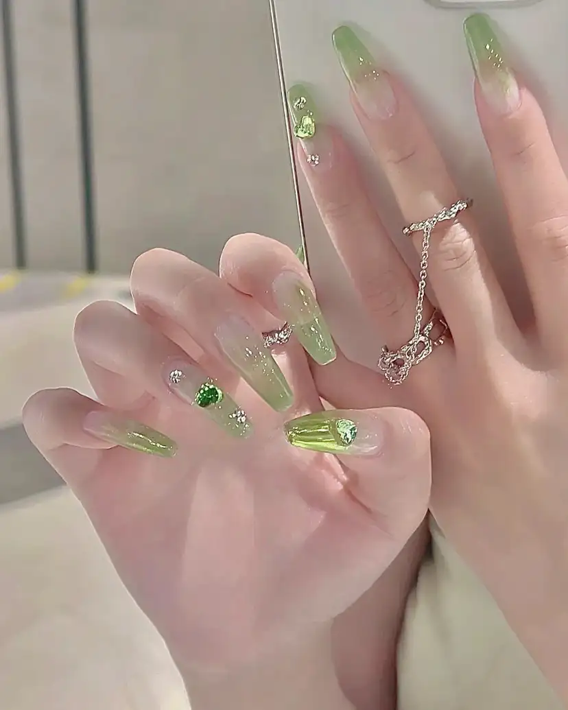 mẫu nail màu xanh lá cây tràn đầy sức sống