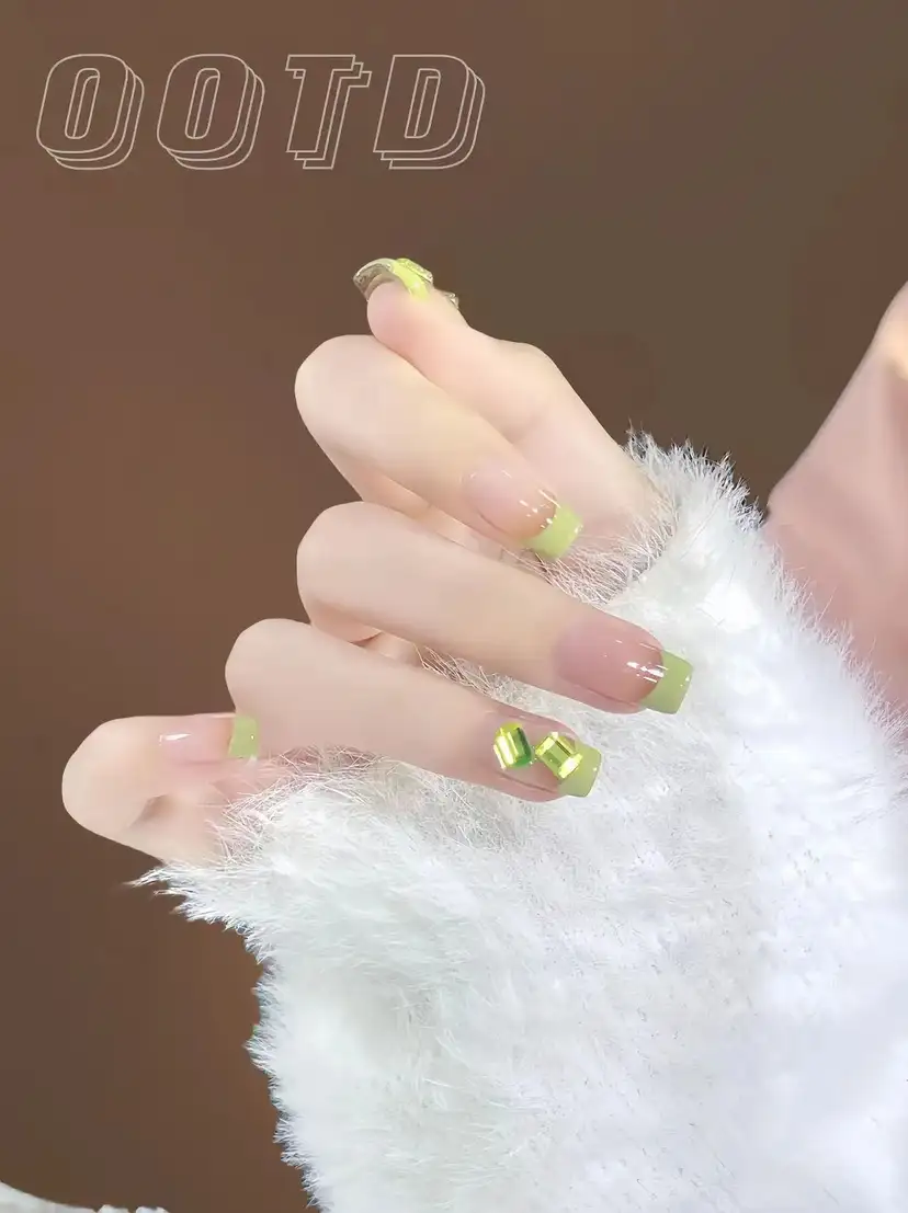 mẫu nail màu xanh lá cây tối giản 