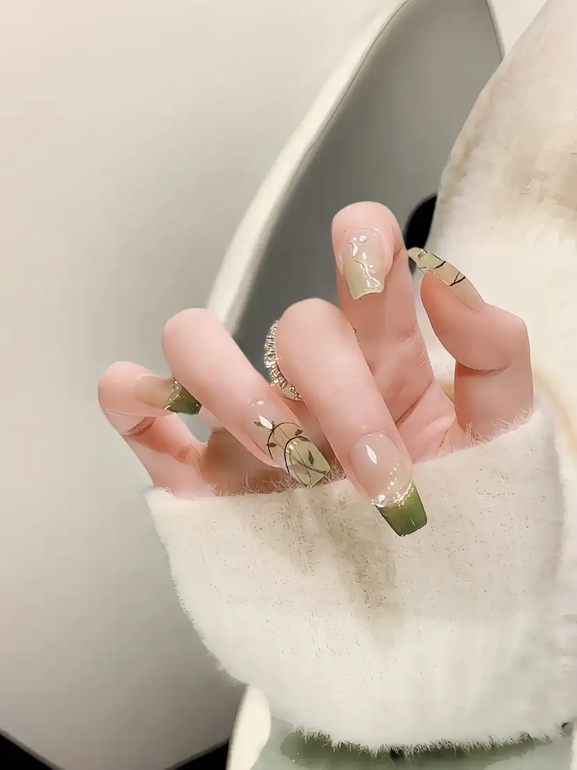 nail màu xanh lá cây bình yên và tĩnh lặng