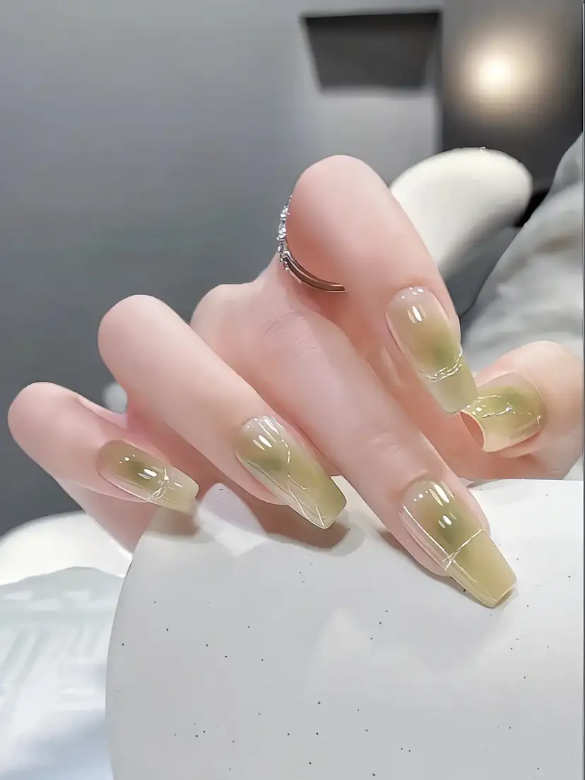 mẫu nail màu xanh lá tinh tế