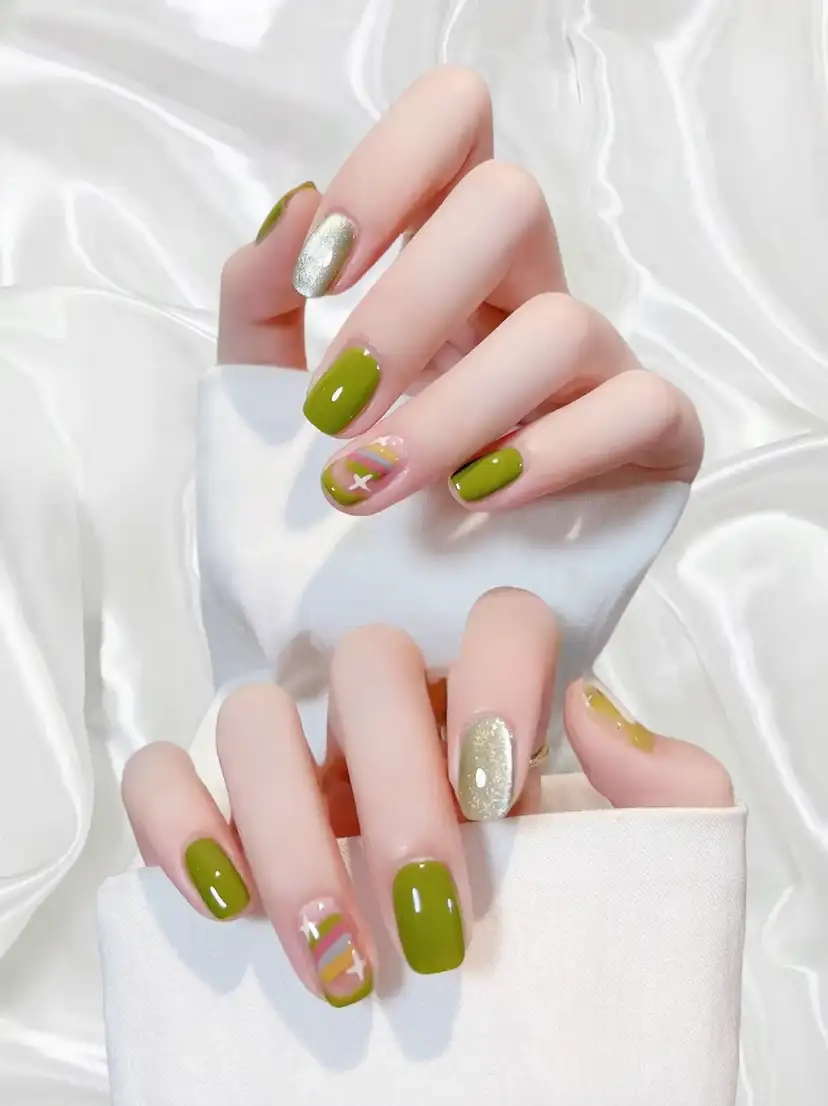 mẫu nail màu xanh lá cây dịu nhẹ