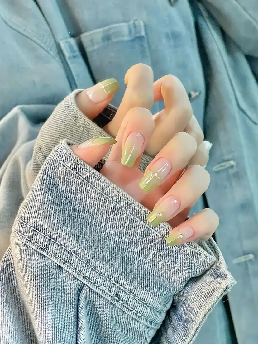 nail màu xanh lá cây nhẹ nhàng