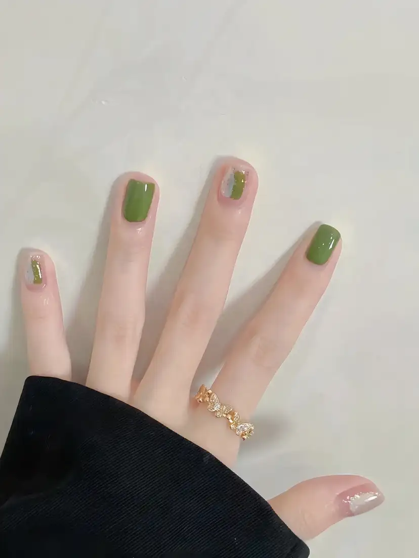 mẫu nail màu xanh lá cây gần gũi với thiên nhiên