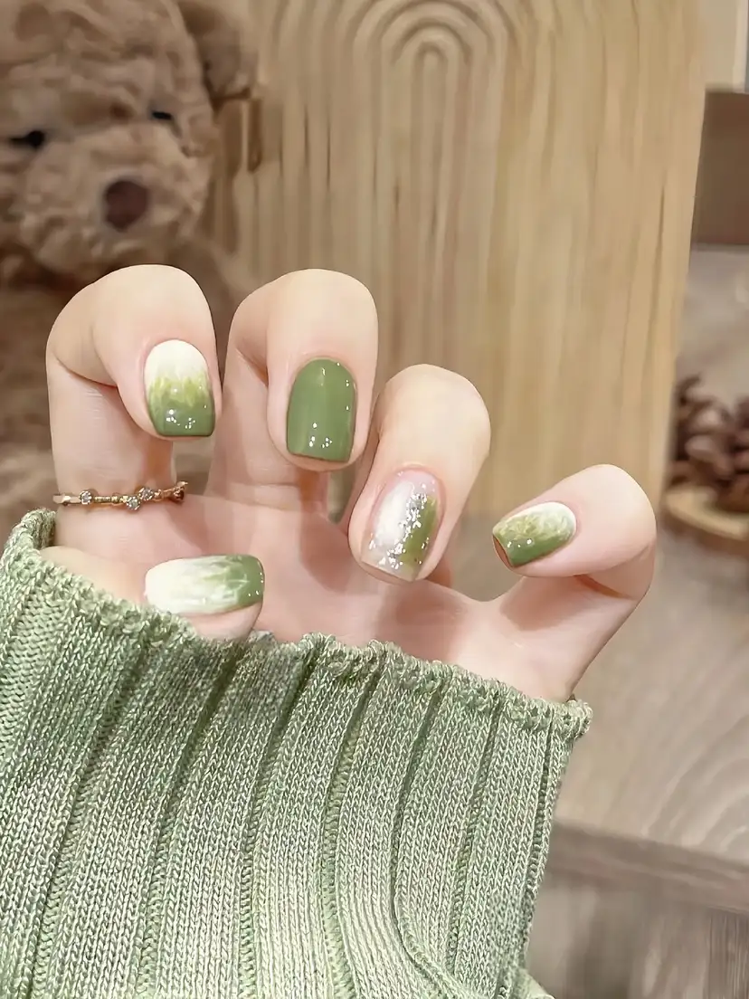 mẫu nail màu xanh lá đơn giản