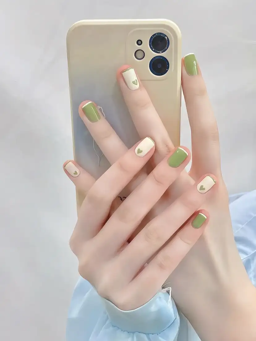 mẫu nail màu xanh lá hài hòa, tinh tế